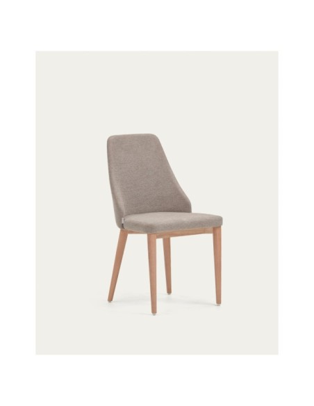 Silla Rosie de chenilla marrón y patas de madera maciza de fresno con acabado natural - Kave Home
