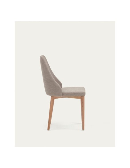 Silla Rosie de chenilla marrón y patas de madera maciza de fresno con acabado natural - Kave Home