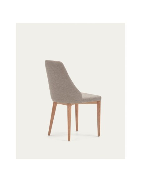 Silla Rosie de chenilla marrón y patas de madera maciza de fresno con acabado natural - Kave Home