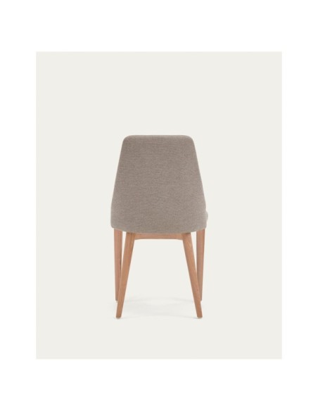 Silla Rosie de chenilla marrón y patas de madera maciza de fresno con acabado natural - Kave Home