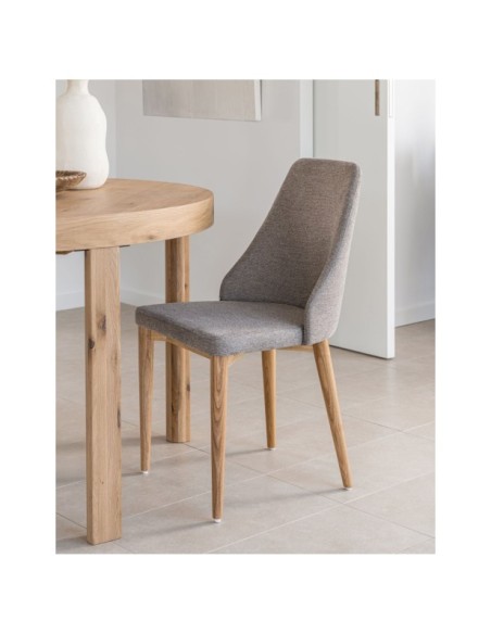 Silla Rosie de chenilla marrón y patas de madera maciza de fresno con acabado natural - Kave Home
