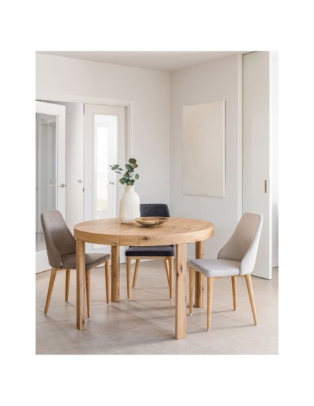 Silla Rosie de chenilla marrón y patas de madera maciza de fresno con acabado natural - Kave Home