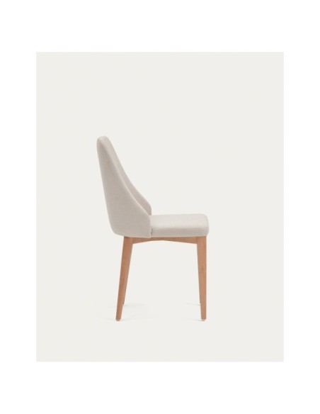 Silla Rosie de chenilla beige y patas de madera maciza de fresno con acabado natural - Kave Home