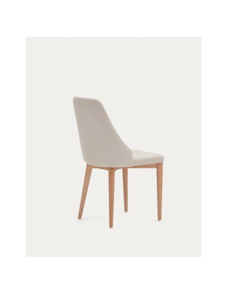 Silla Rosie de chenilla beige y patas de madera maciza de fresno con acabado natural - Kave Home