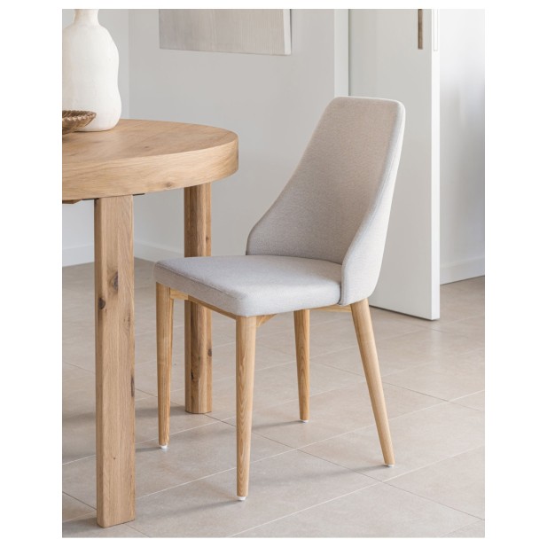 Silla Rosie de chenilla beige y patas...