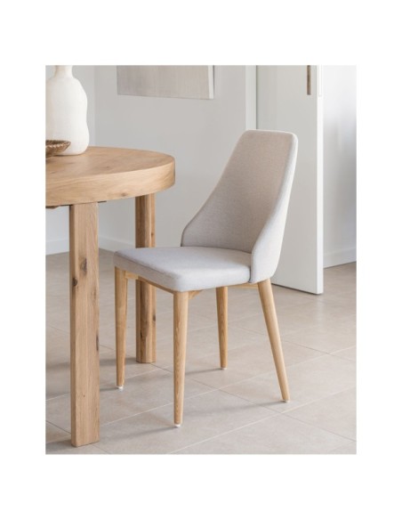 Silla Rosie de chenilla beige y patas de madera maciza de fresno con acabado natural - Kave Home