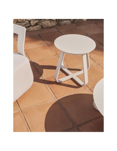 Mesa auxiliar de exterior Tamaris de aluminio color crudo Ø48 cm - Kave Home