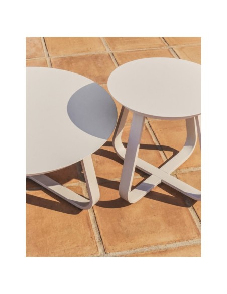 Mesa auxiliar de exterior Tamaris de aluminio color crudo Ø48 cm - Kave Home
