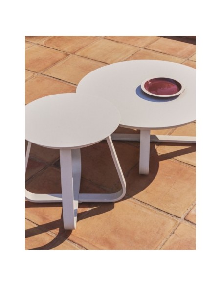 Mesa auxiliar de exterior Tamaris de aluminio color crudo Ø48 cm - Kave Home