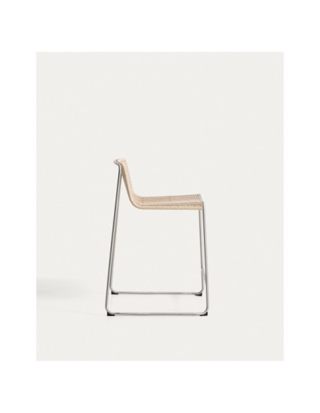 Taburete apilable Tavari de cuerda sintética beige y acero inoxidable AISI 304 efecto cepillado 65 cm - Kave Home