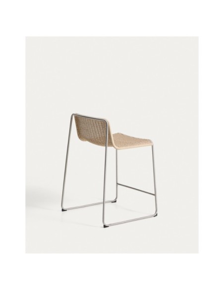 Taburete apilable Tavari de cuerda sintética beige y acero inoxidable AISI 304 efecto cepillado 65 cm - Kave Home