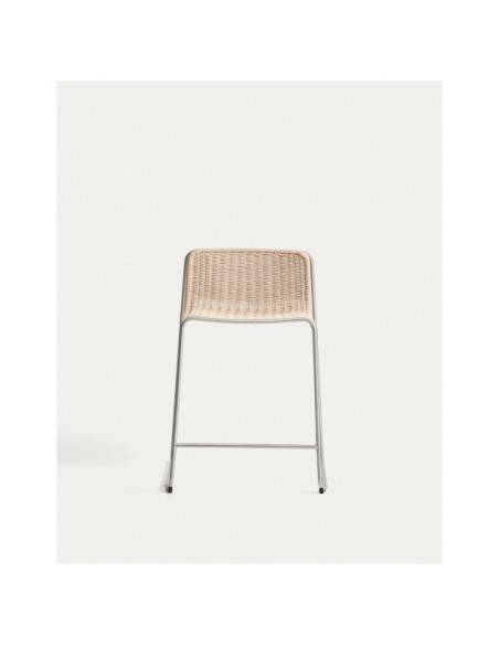 Taburete apilable Tavari de cuerda sintética beige y acero inoxidable AISI 304 efecto cepillado 65 cm - Kave Home