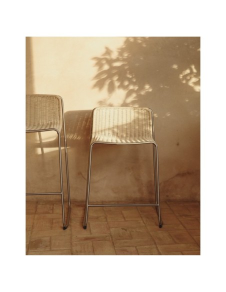 Taburete apilable Tavari de cuerda sintética beige y acero inoxidable AISI 304 efecto cepillado 65 cm - Kave Home