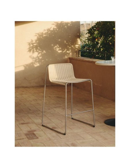 Taburete apilable Tavari de cuerda sintética beige y acero inoxidable AISI 304 efecto cepillado 75 cm - Kave Home