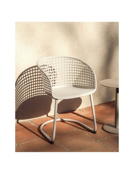 Silla de exterior Tenaro de plástico con estructura de acero beige - Kave Home