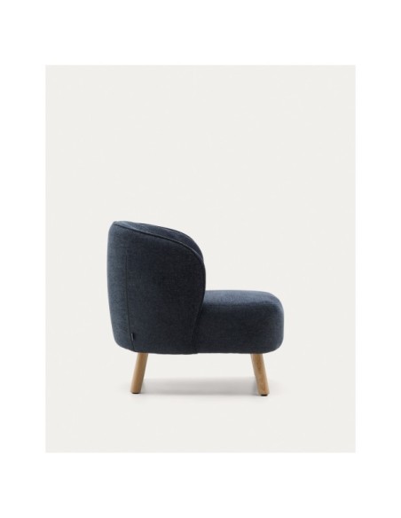 Butaca Ulit de chenilla gris azulado y patas de madera maciza de haya acabado natural - Kave Home