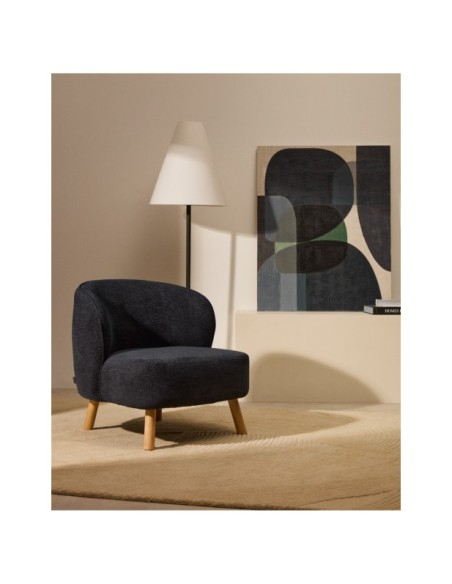 Butaca Ulit de chenilla gris azulado y patas de madera maciza de haya acabado natural - Kave Home