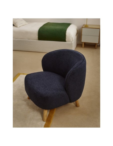Butaca Ulit de chenilla gris azulado y patas de madera maciza de haya acabado natural - Kave Home