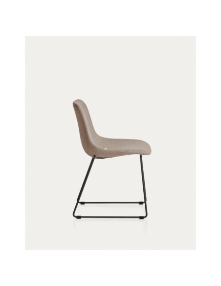 Silla Zahara de chenilla marrón y patas de acero con acabado negro FSC 100% - Kave Home