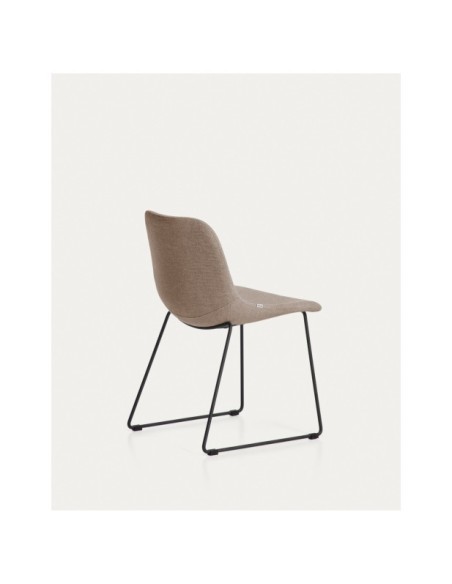 Silla Zahara de chenilla marrón y patas de acero con acabado negro FSC 100% - Kave Home