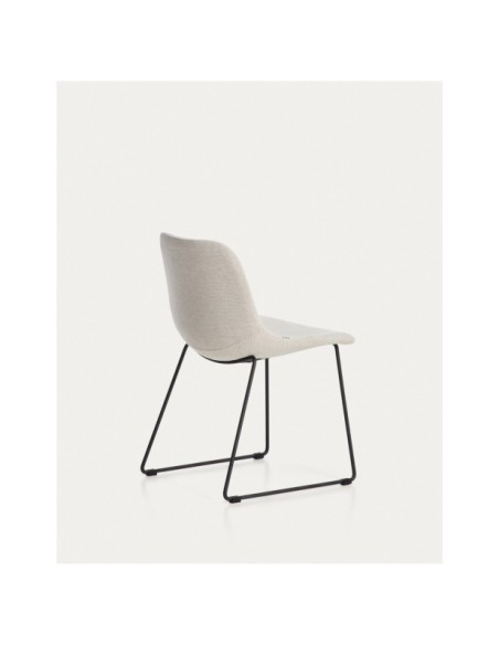 Silla Zahara de chenilla beige y patas de acero con acabado negro FSC 100% - Kave Home
