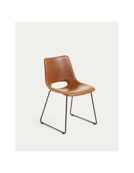 Silla Zahara poliuretano marrón y patas de acero acabado negro FSC 100% - Kave Home