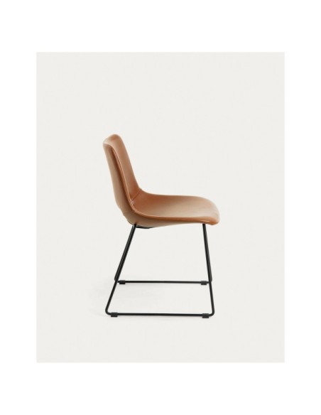 Silla Zahara poliuretano marrón y patas de acero acabado negro FSC 100% - Kave Home