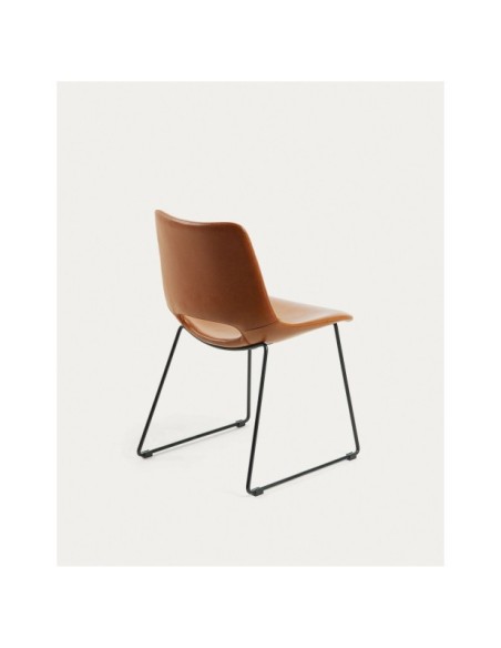 Silla Zahara poliuretano marrón y patas de acero acabado negro FSC 100% - Kave Home
