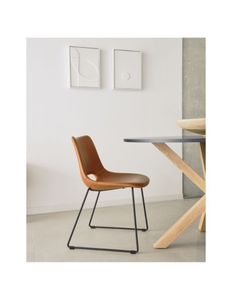 Silla Zahara poliuretano marrón y patas de acero acabado negro FSC 100% - Kave Home