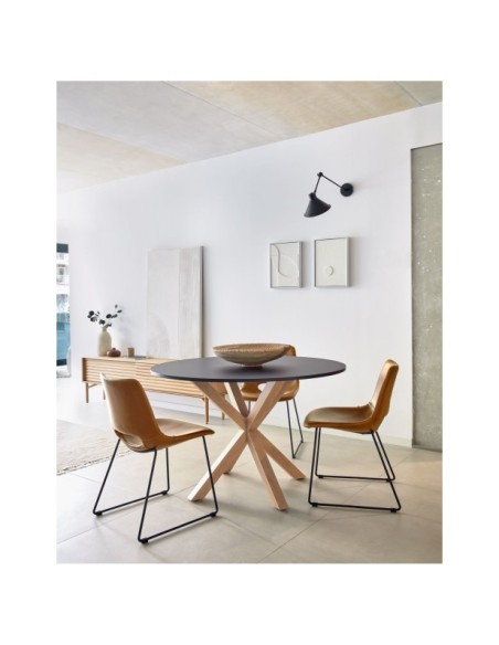 Silla Zahara poliuretano marrón y patas de acero acabado negro FSC 100% - Kave Home