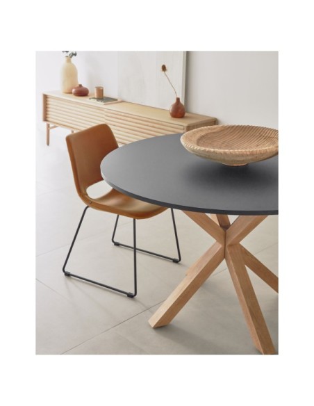 Silla Zahara poliuretano marrón y patas de acero acabado negro FSC 100% - Kave Home