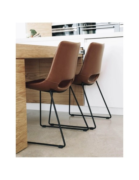 Silla Zahara poliuretano marrón y patas de acero acabado negro FSC 100% - Kave Home