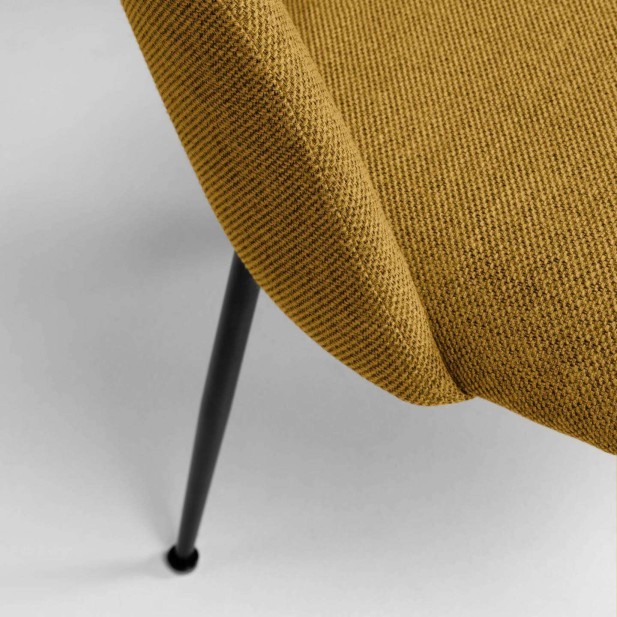 Silla MAHALIA, Textil Mostaza / Metal Negro - Kave Home. Vackart