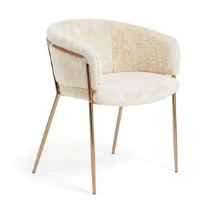 Silla RUNNIE, Pelo Blanco / Latón - Vackart. Las exclusivas sillas de diseño de Kave Home en Vackart, tu tienda de diseño online.