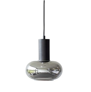 Lámpara de Techo OVERBÅGN, Metal Negro / Cristal Gris - Hübsch. Vackart ilumina tus espacios con las exclusivas lámparas de diseño escandinavo de Hübsch.