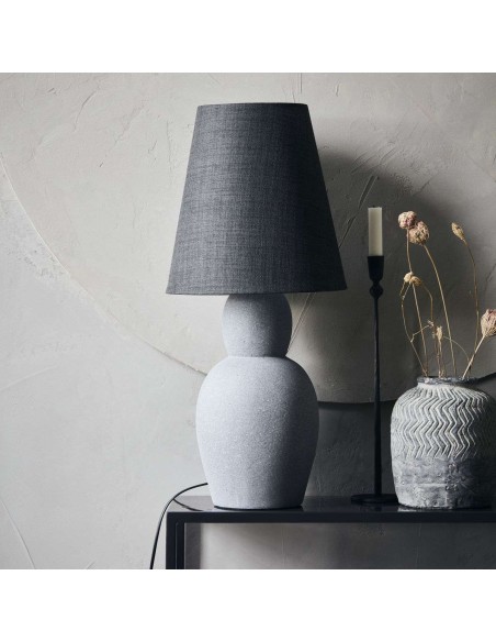 Lámpara de Sobremesa ORGA, Cemento / Textil Gris - House Doctor. Vackart