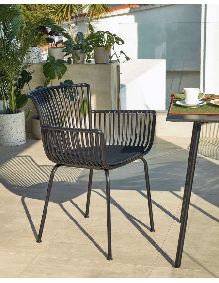 Silla con Brazos SURPIKA, Plástico Negro - Kave Home. Vackart