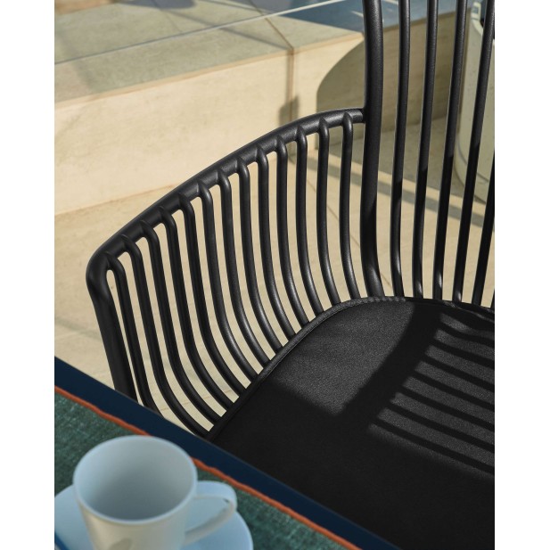 Silla con Brazos SURPIKA, Plástico Negro - Kave Home. Vackart Silla con Brazos SURPIKA, Plástico Negro - Kave Home. Vackart