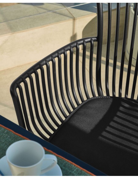 Silla con Brazos SURPIKA, Plástico Negro - Kave Home. Vackart