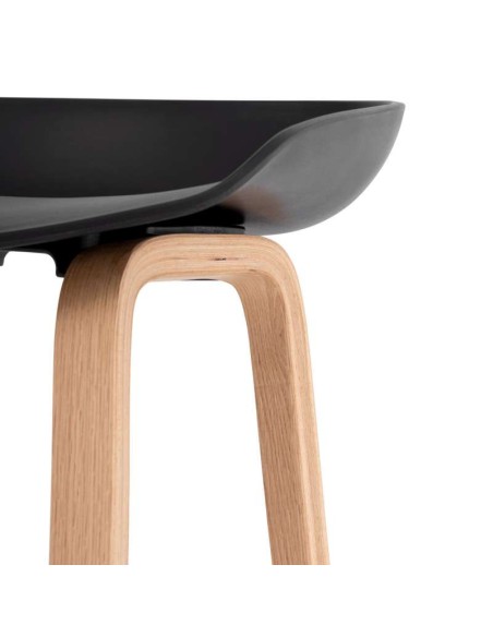 Taburete Alto MÅNEFRI 66 cm, Plástico Negro / Madera Natural. Vackart
