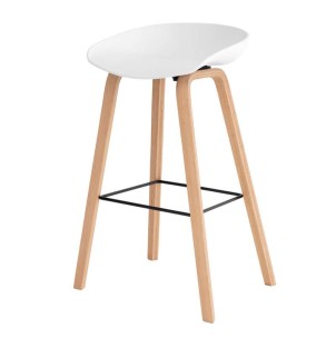 Taburete Alto MÅNEFRI 76 cm, Plástico Blanco / Madera Natural - Vackart. Los exclusivos taburetes de diseño nórdico en Vackart, tu tienda de diseño online.