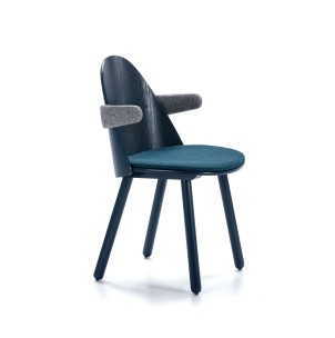 Silla con Brazos UMA, Madera / Textil Azul Marino - Teulat. Las más exclusivas sillas de diseño nórdico, solo en Vackart tu tienda de diseño online.
