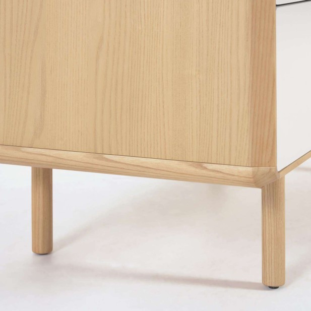 Mesita de noche Anielle de madera maciza y chapa de fresno 50 x 58,4 cm - Kave Home