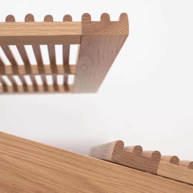 Banco Beyla con 2 puertas de madera maciza y chapa de roble 98,5 cm FSC 100% - Kave Home