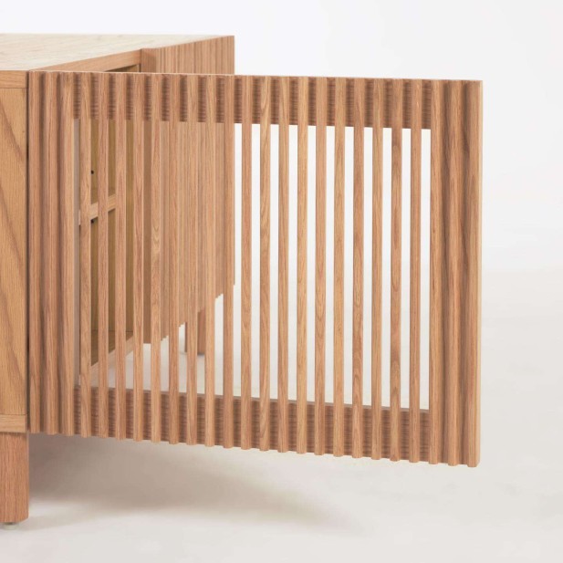 Banco Beyla con 2 puertas de madera maciza y chapa de roble 98,5 cm FSC 100% - Kave Home