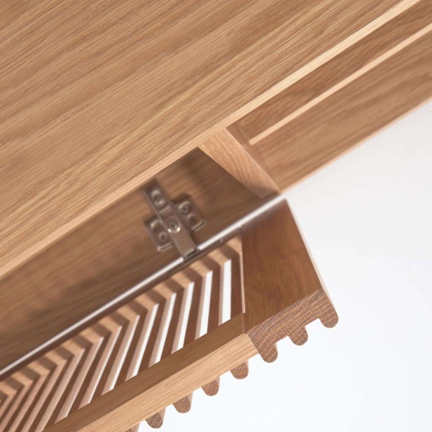 Mueble TV Beyla 2 puertas de madera maciza y chapa de roble 180x49,5 cm FSC 100% FSC 100% - Kave Home Mueble TV Beyla 2 puertas de madera maciza y chapa de roble 180x49,5 cm FSC 100% FSC 100% - Kave Home