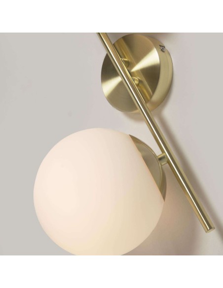 Aplique Mahala de acero con acabado latón con 2 bolas de cristal glaseado - Kave Home