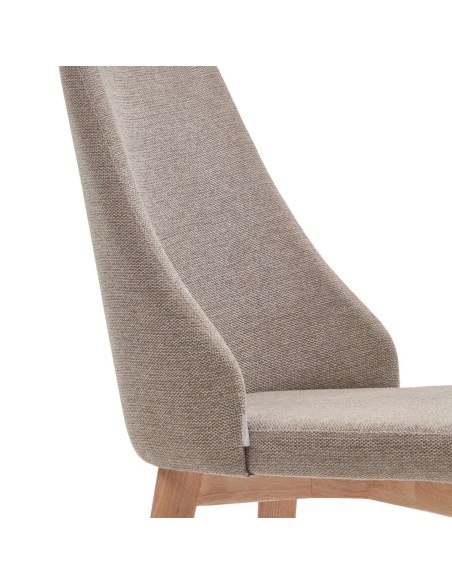 Silla Rosie chenilla marrón/patas fresno natural - Kave Home