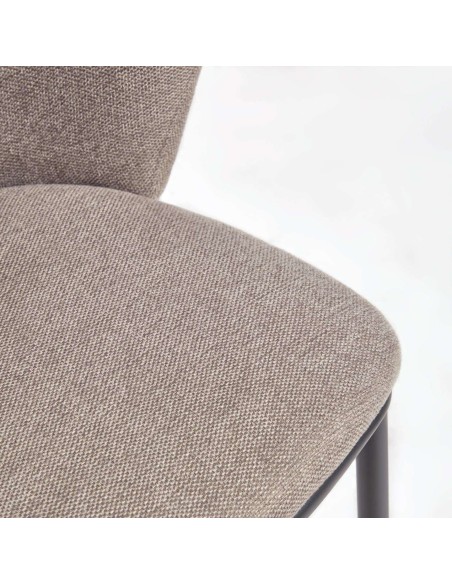 Silla Ciselia chenilla marrón claro/acero negro - Kave Home