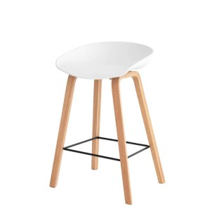 Taburete Alto MÅNEFRI 66 cm, Plástico Blanco / Madera Natural - Vackart. Los exclusivos taburetes de diseño nórdico en Vackart, tu tienda de diseño online.